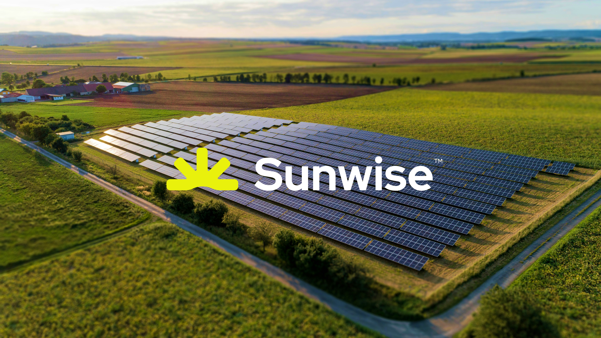 Campo de paneles solares con el logotipo Sunwise